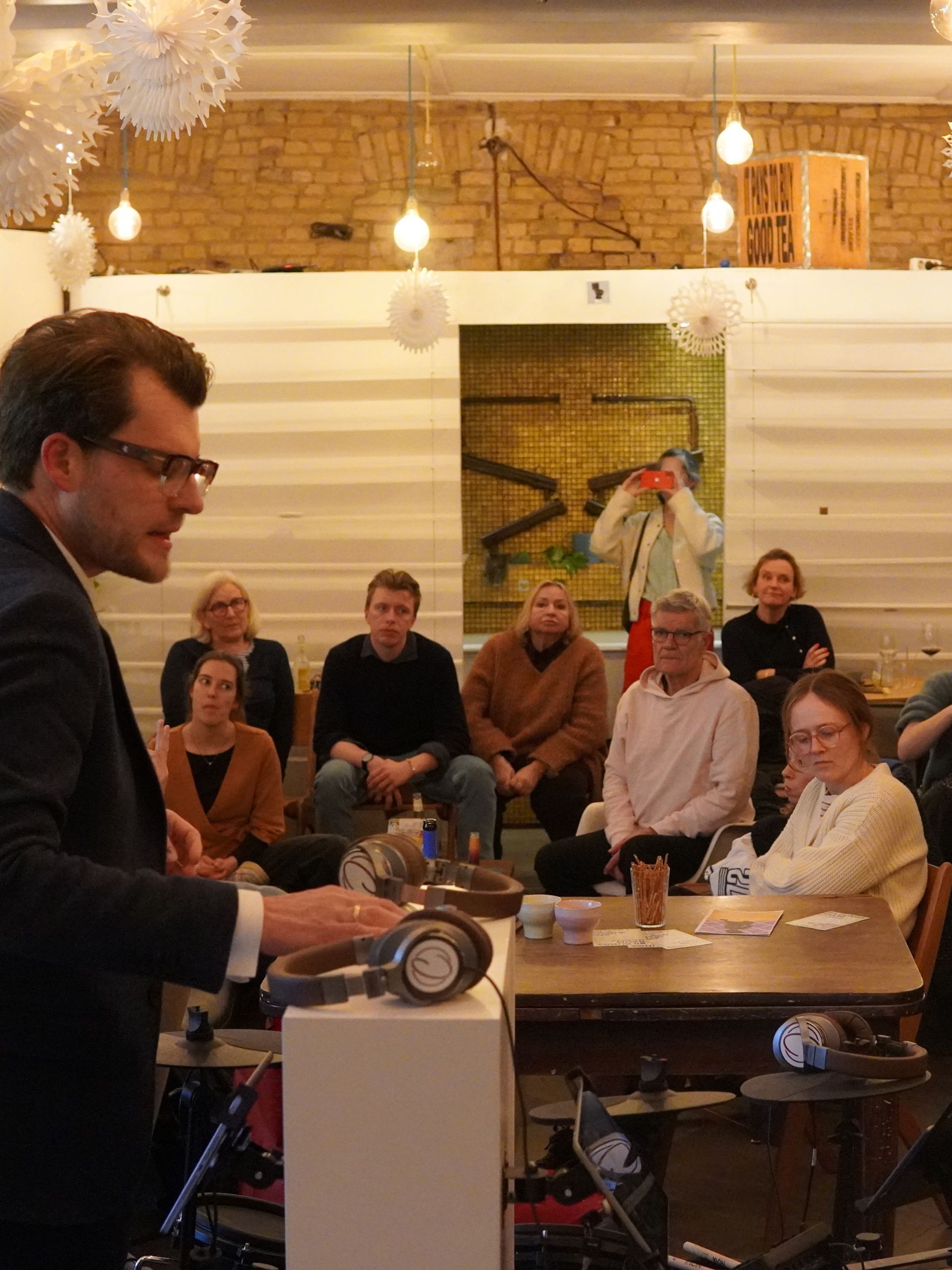 Teilnehmende im Bildungsraum